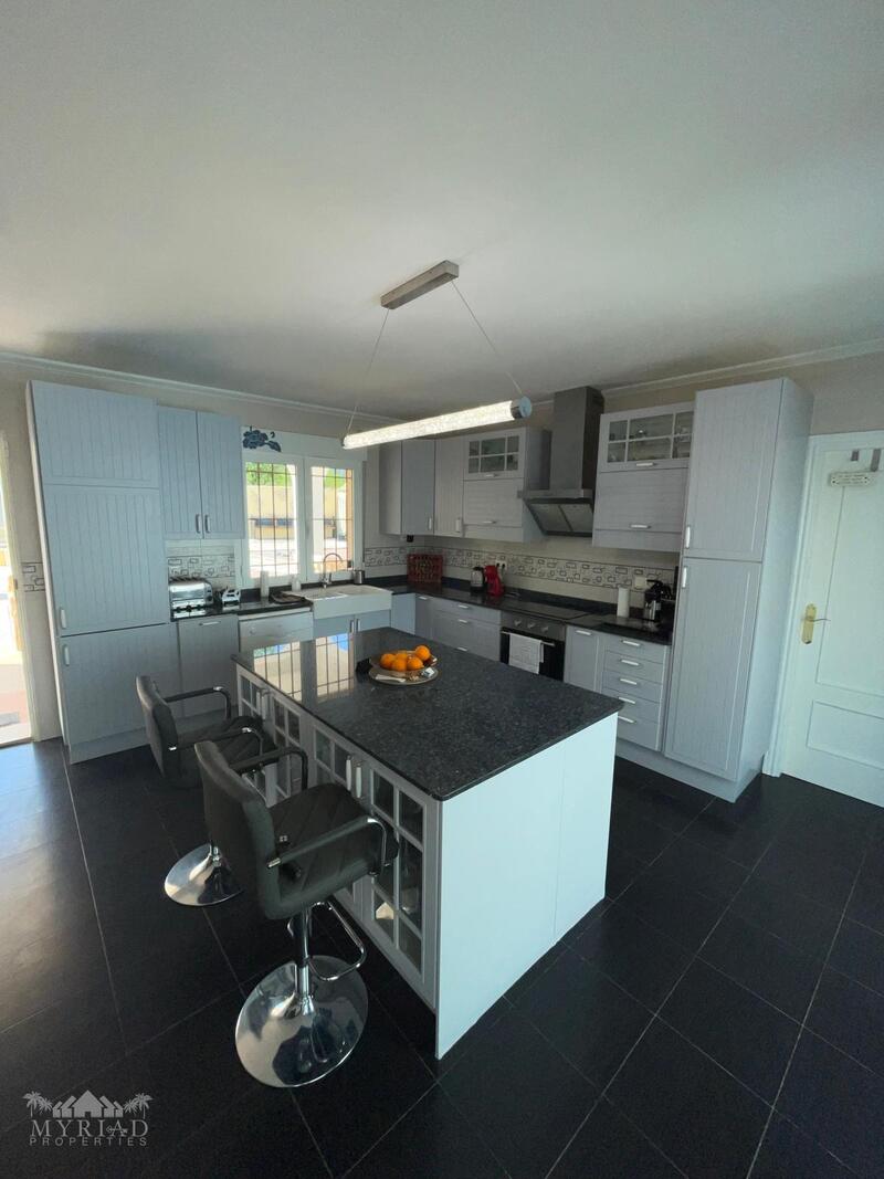 6 bedroom Villa for sale