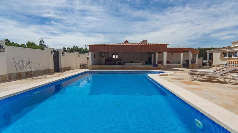 6 bedroom Villa for sale