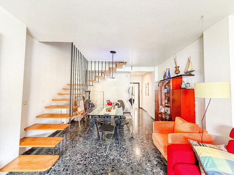 4 bedroom Townhouse for sale