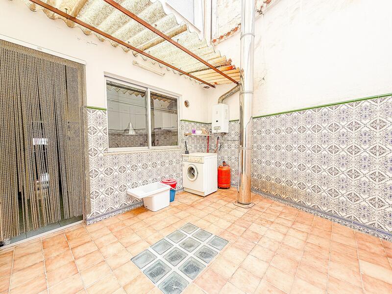 4 bedroom Townhouse for sale