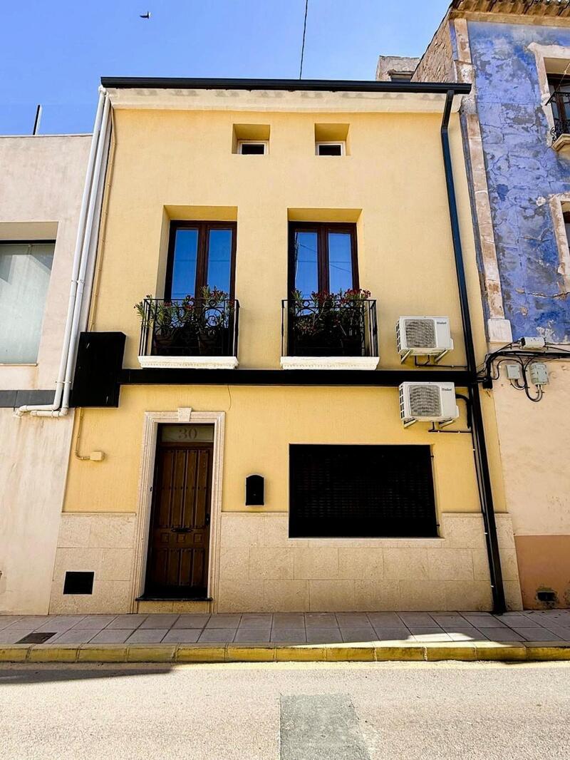 Adosado en venta en Pinoso, Alicante