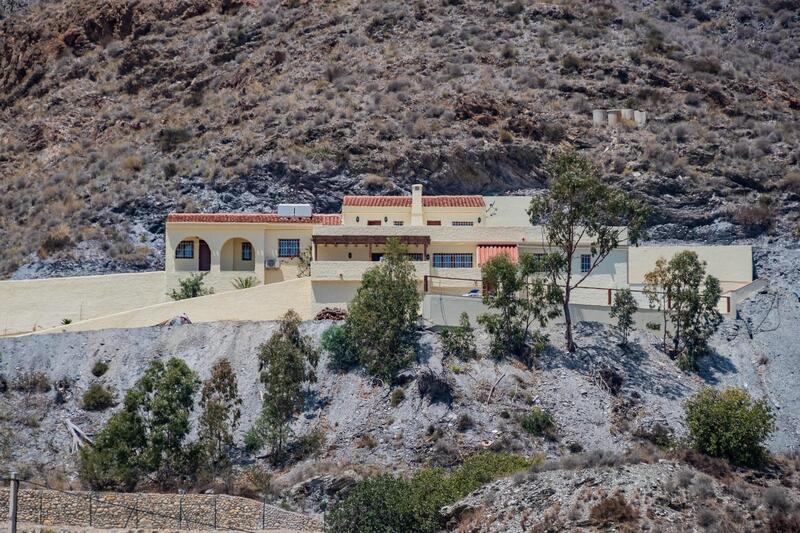 4 спальная комната вилла продается
