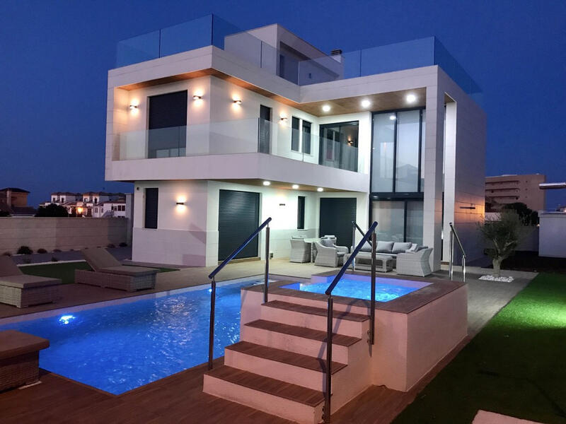 Villa til salg i Campoamor, Alicante