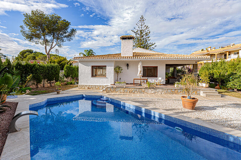 Villa Te koop in Campoamor, Alicante