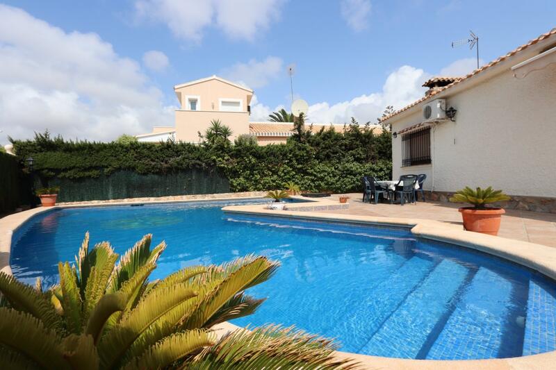 Villa en venta en Campoamor, Alicante