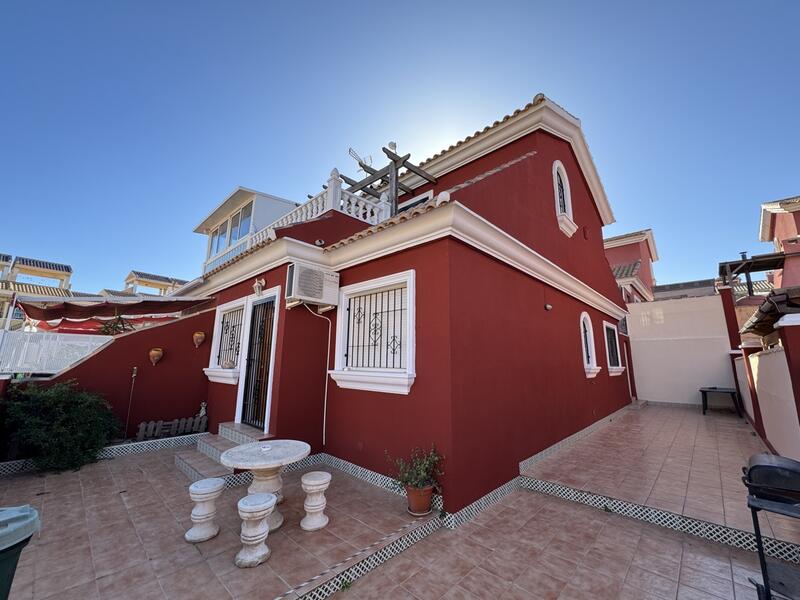 Villa til salg i Villamartin, Alicante