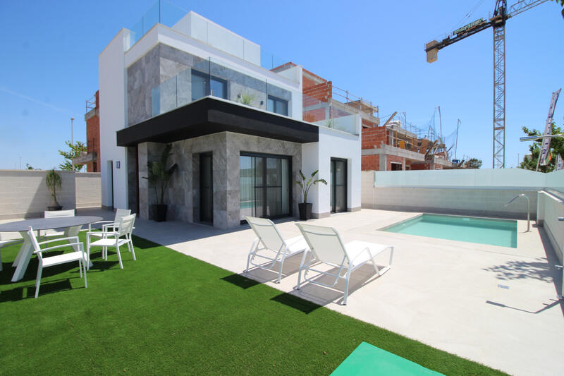 Villa en venta en Pilar de la Horadada, Alicante