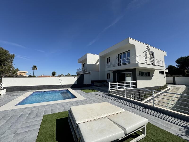 Villa en venta en Los Balcones, Alicante