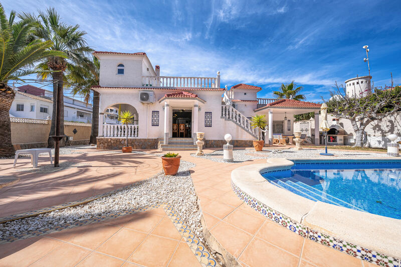 Villa en venta en La Zenia, Alicante