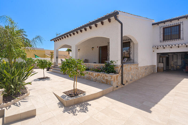 Villa for sale in Punta Prima, Alicante