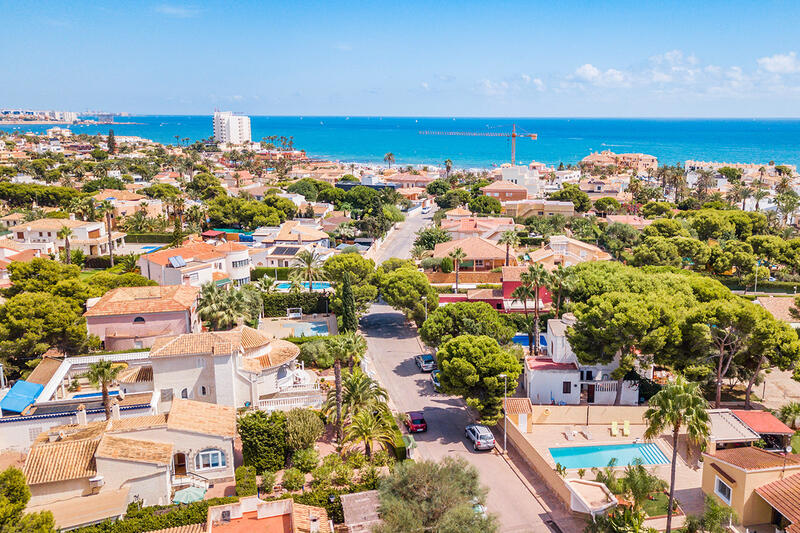 Villa till salu i La Zenia, Alicante