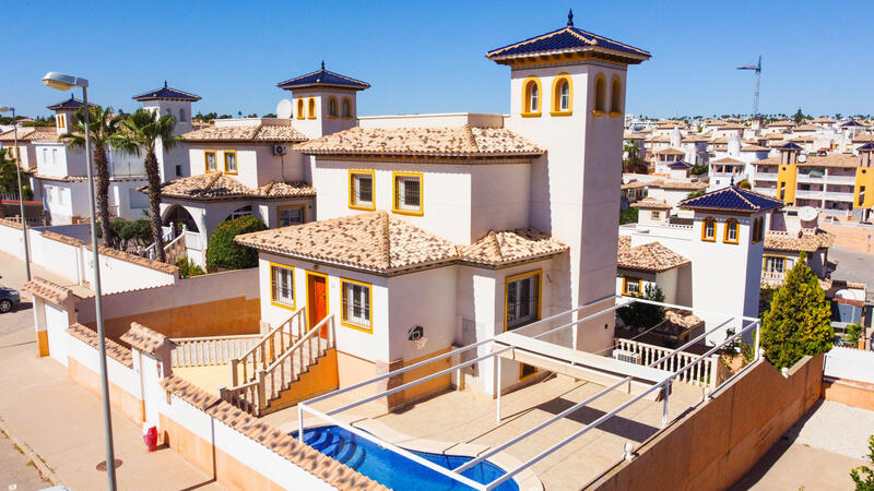 Villa till salu i Lomas De Cabo Roig, Alicante