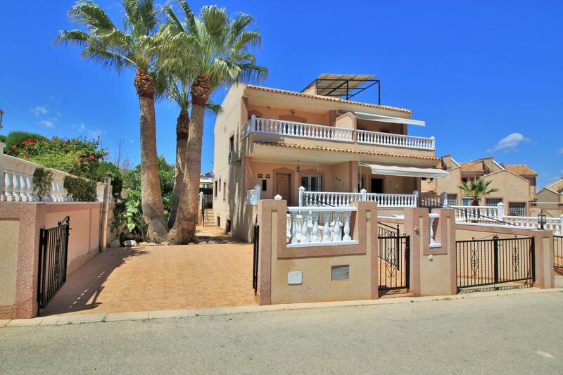 Villa til salg i Los Balcones, Alicante