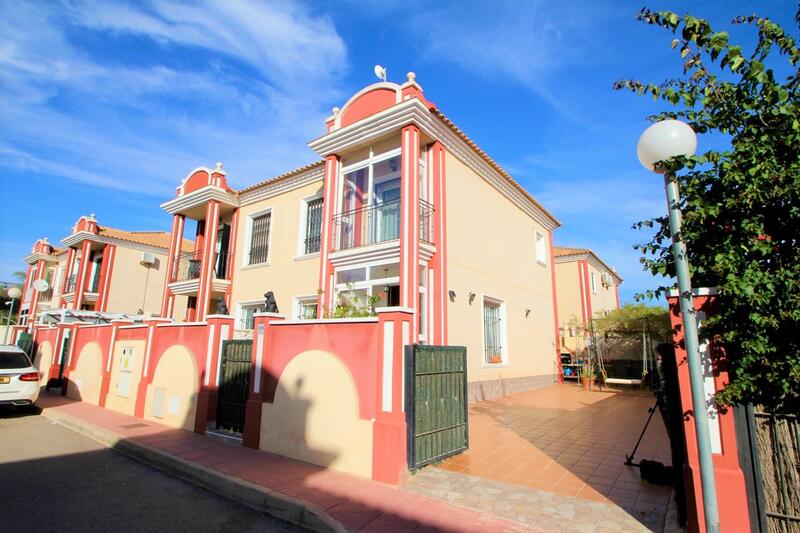 Villa til salg i Campoamor, Alicante