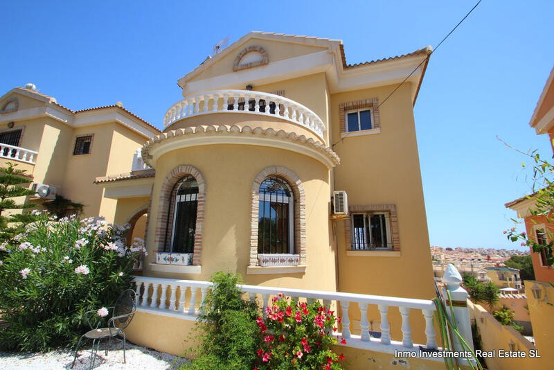 Villa Te koop in Villamartin, Alicante