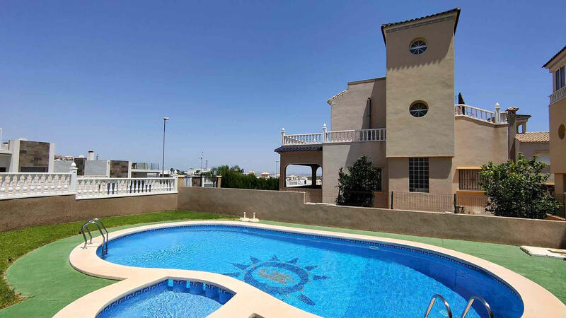 Villa Te koop in Villamartin, Alicante