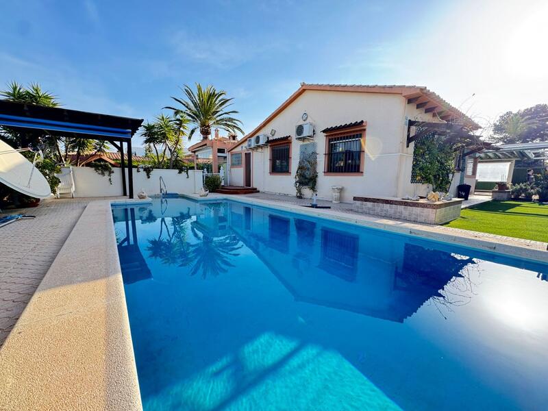 Villa till salu i Cabo Roig, Alicante