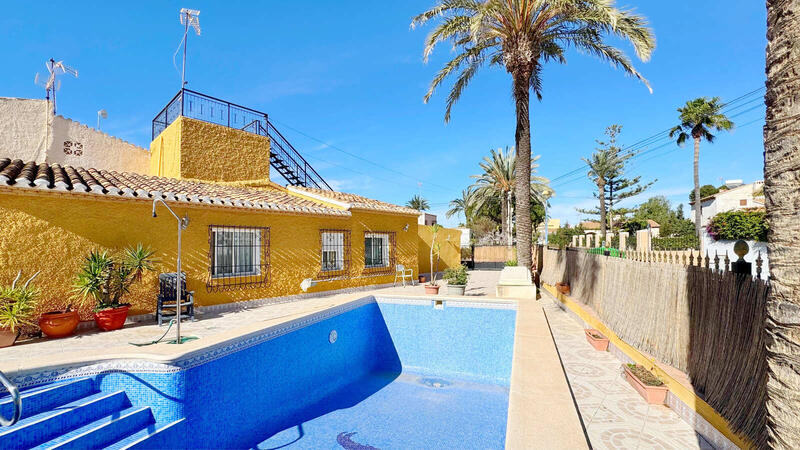 Villa til salg i Punta Prima, Alicante