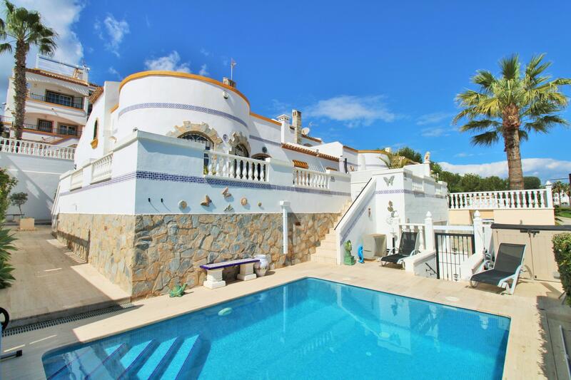 Villa till salu i Villamartin, Alicante