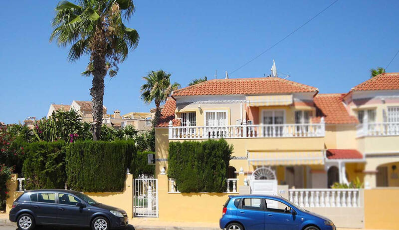 Rekkehus til salgs i Villamartin, Alicante