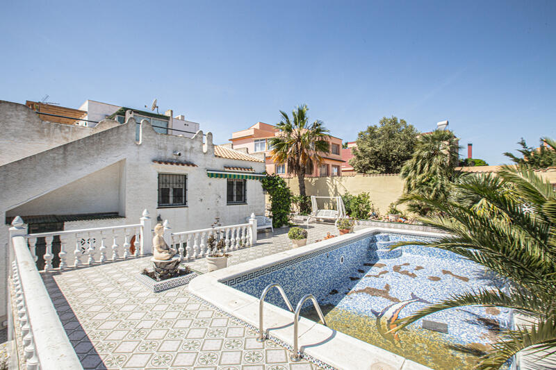 Villa til salg i Los Balcones, Alicante