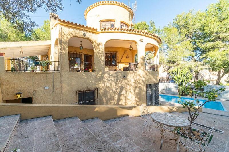 6 bedroom Villa for sale