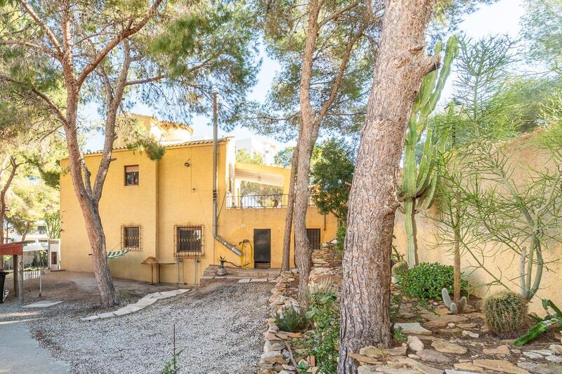 6 bedroom Villa for sale