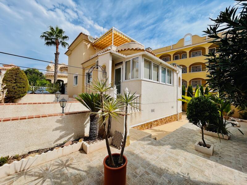Villa til salg i Villamartin, Alicante