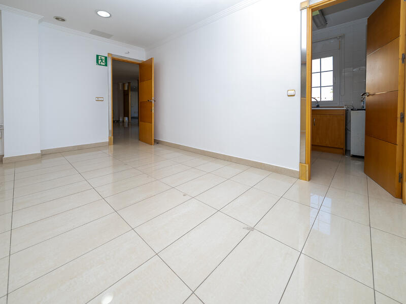5 chambre Local Commercial à louer à long terme