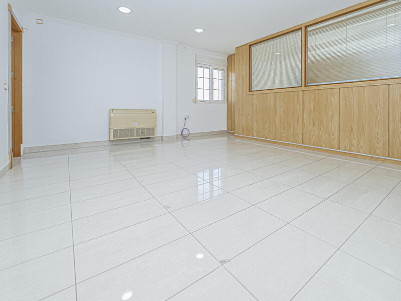 5 chambre Local Commercial à louer à long terme