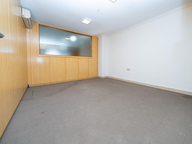 5 chambre Local Commercial à louer à long terme