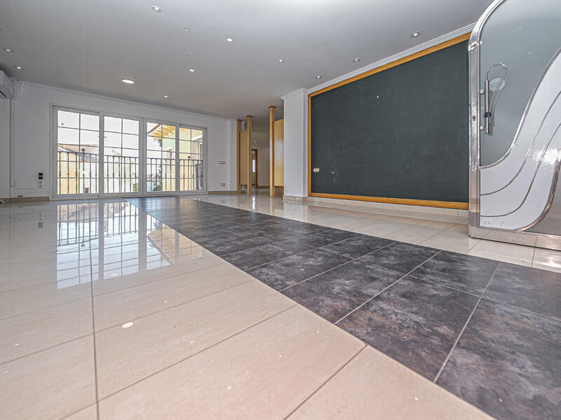 5 chambre Local Commercial à louer à long terme
