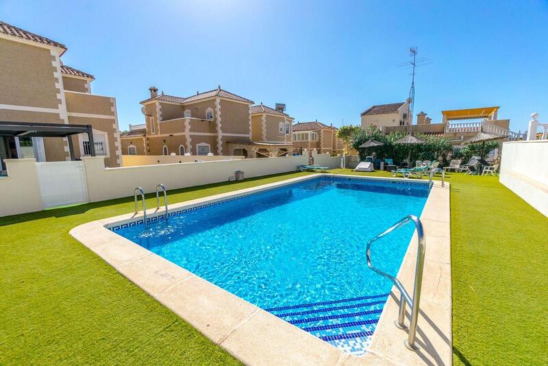 Villa en venta en Villamartin, Alicante
