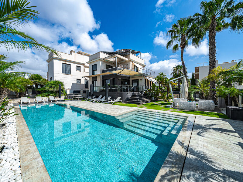 Villa for sale in La Zenia, Alicante