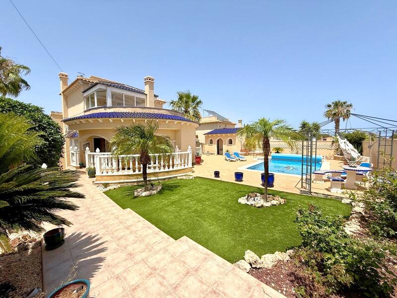 Villa til salg i Villamartin, Alicante