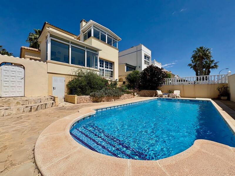 Villa en venta en Villamartin, Alicante