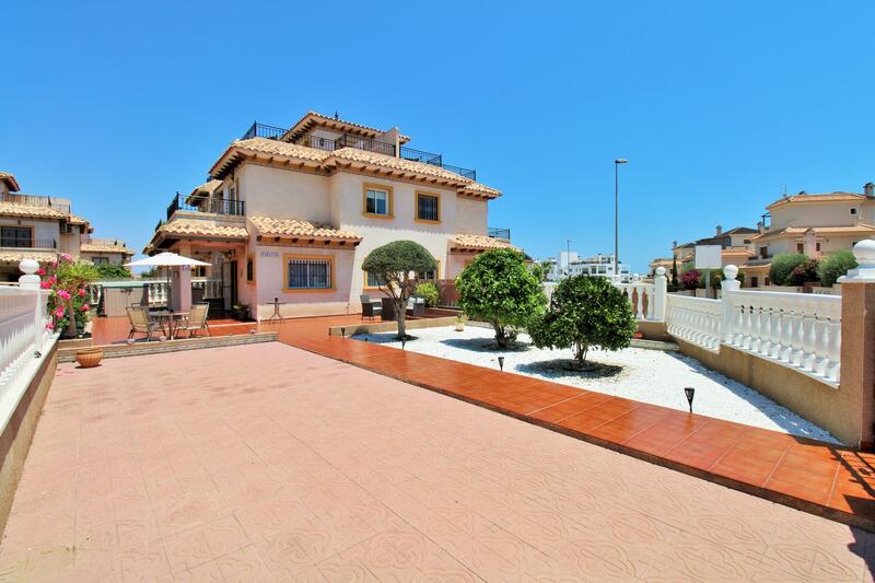Villa en venta en La Zenia, Alicante