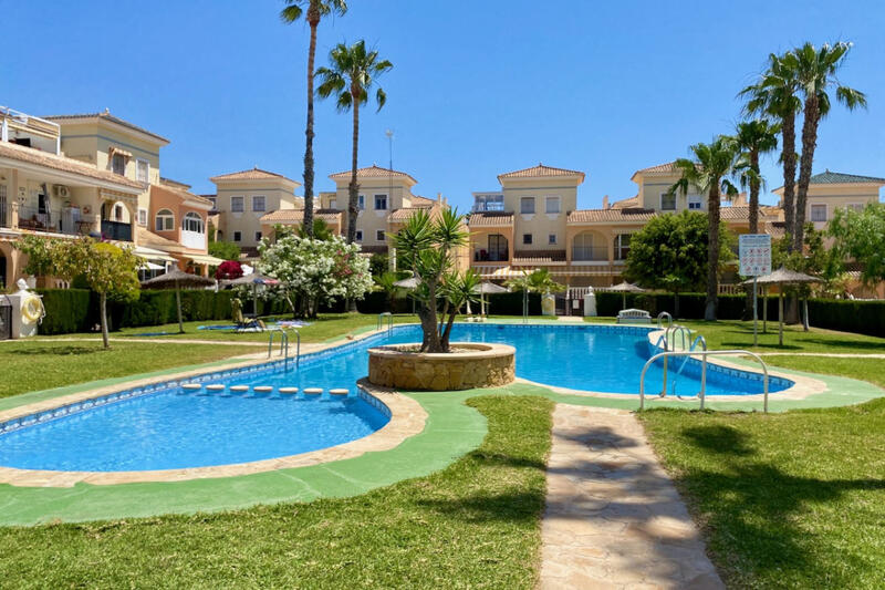 Byhus til salg i Playa Flamenca, Alicante