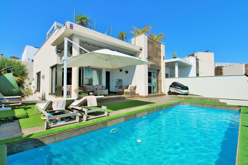 Villa en venta en Villamartin, Alicante