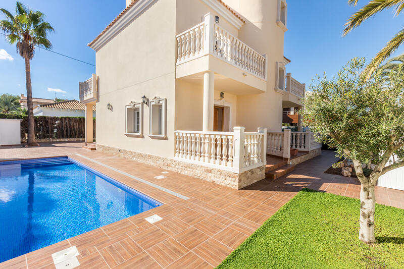 Villa en venta en Cabo Roig, Alicante