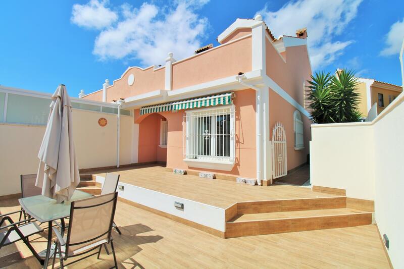 Villa til salg i Cabo Roig, Alicante