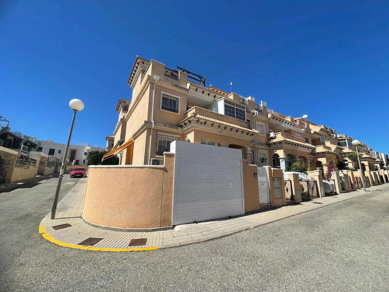 3 bedroom Townhouse for sale