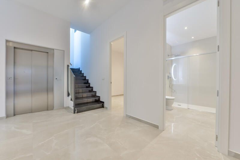 8 bedroom Villa for sale