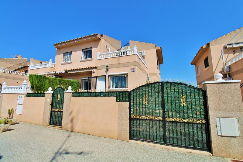 Adosado en venta en Villamartin, Alicante