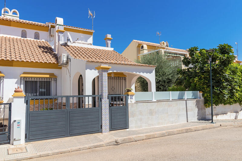 Villa en venta en La Zenia, Alicante