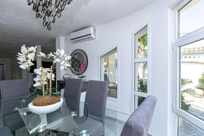 6 bedroom Villa for sale