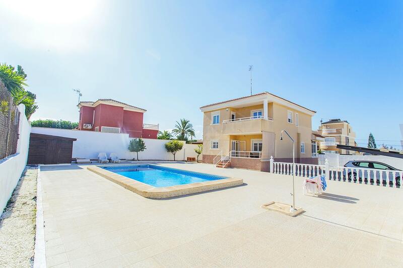 Villa til salgs i Torrevieja, Alicante