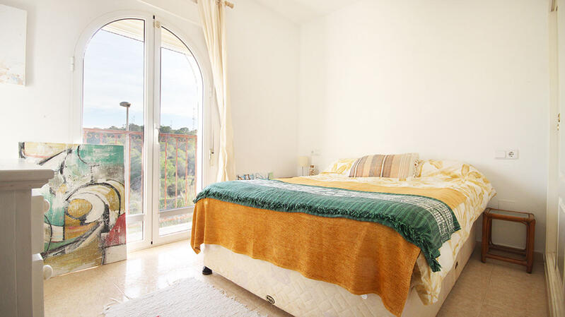 3 спальная комната городская тюрьма продается