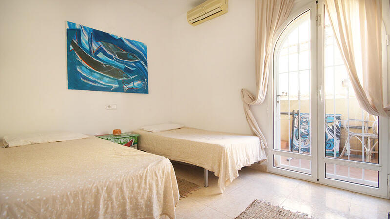 3 спальная комната городская тюрьма продается