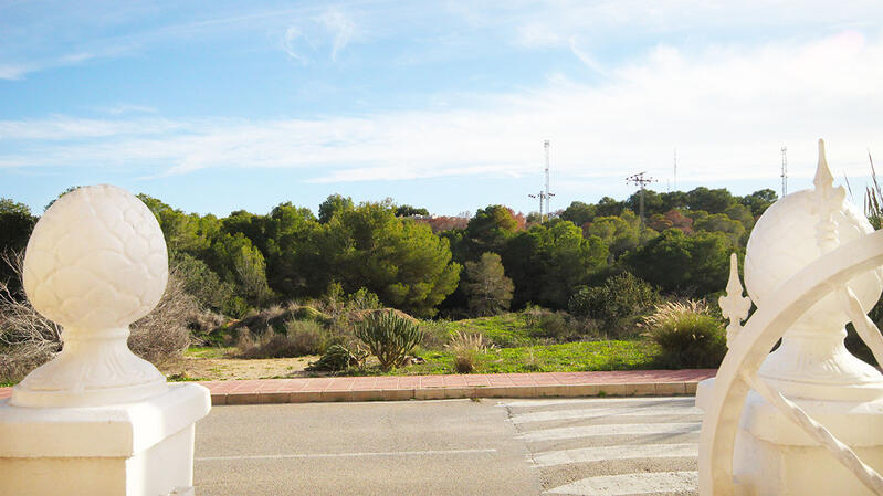 3 спальная комната городская тюрьма продается